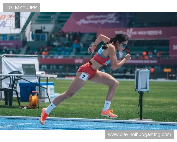 全运会女子400米刘英兰夺冠，冲线后与队友庆祝