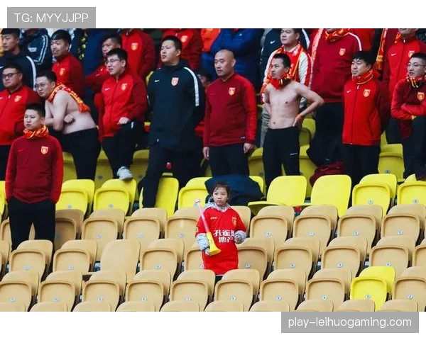 中超俱乐部“开放日”,小球迷受邀参观深圳队战术分析室 中超俱乐部“开放日”,小球迷受邀参观深圳队战术分析室