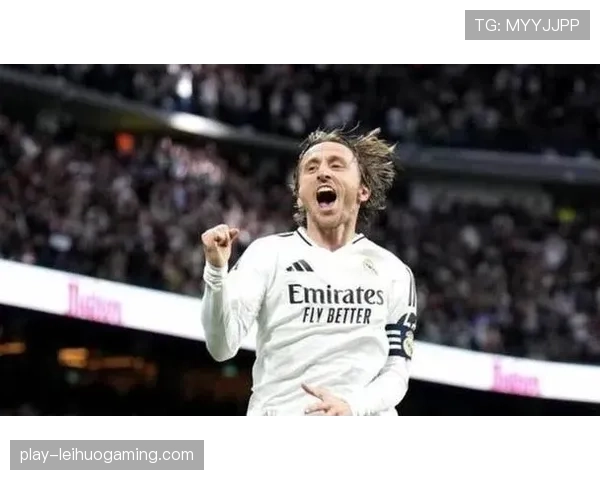 特写镜头：皇家马德里老将莫德里奇替补登场，接受伯纳乌全场起立致敬